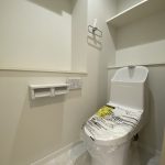 【トイレ】 清潔感のあるトイレはウォシュレット一体型になっています。