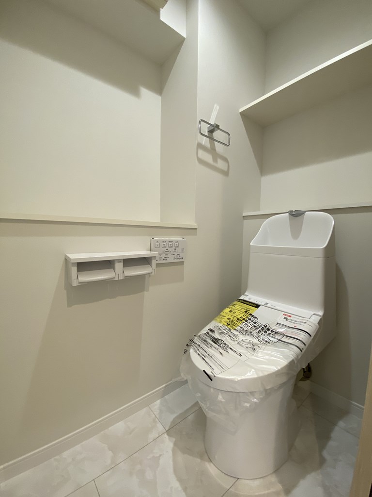 【トイレ】 清潔感のあるトイレはウォシュレット一体型になっています。