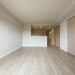 【現地】レールシティ津田沼は、2駅利用可能な便利な立地にあるリノベ済マンション。1991年築、オートロックシステム有り、南西向き5階のお部屋です。日当たりも風通しも良好。すぐに新生活が始められます。