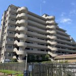 【外観】 高級感が漂うタイル貼りの外観が特徴です。徒歩圏内にショッピングセンターや小学校、中学校があります。