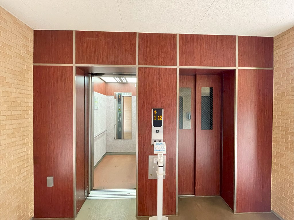 【エレベーターホール】 エレベーターがあるので外出時の昇降が楽々できます。2基あります。