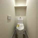 【トイレ】 清潔感のあるトイレはウォシュレット一体型になっています。