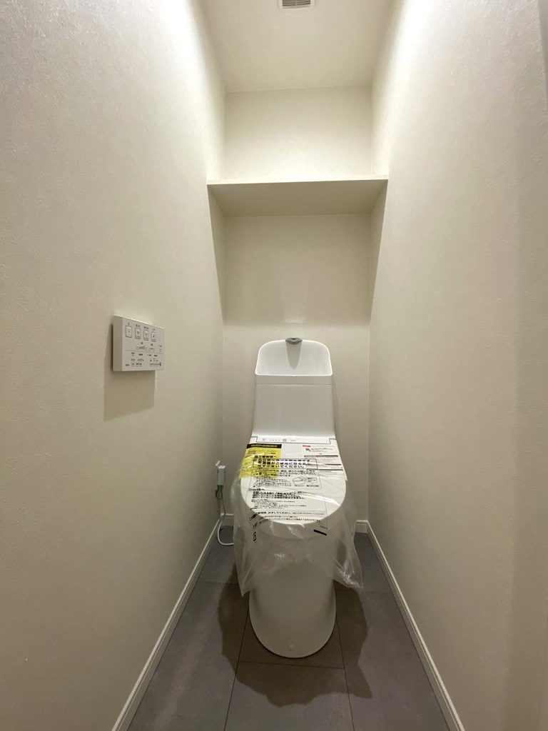 【トイレ】 清潔感のあるトイレはウォシュレット一体型になっています。