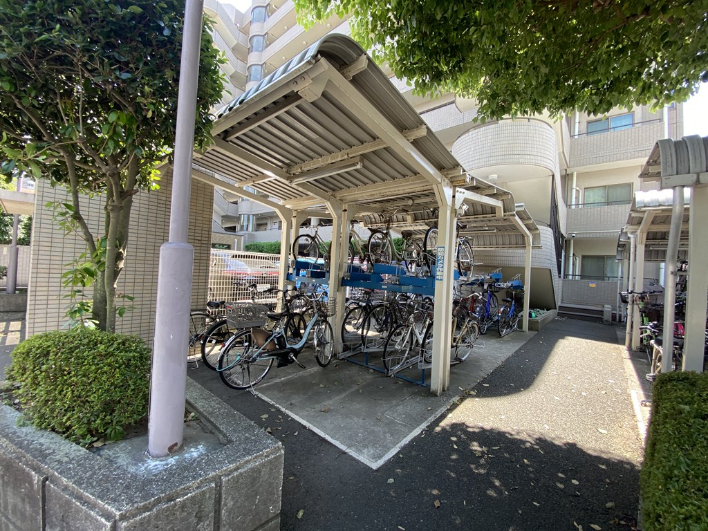 【駐輪場】 駐輪場の様子です。駐輪場は月額　150円～200円。バイク置き場は月額　1000円になります。空き状況は随時ご確認ください。