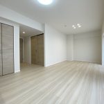 【リビング】 リビングは約17帖の広さがあります。南向きなので明るくて風通しも良好。快適にお過ごしいただけます。