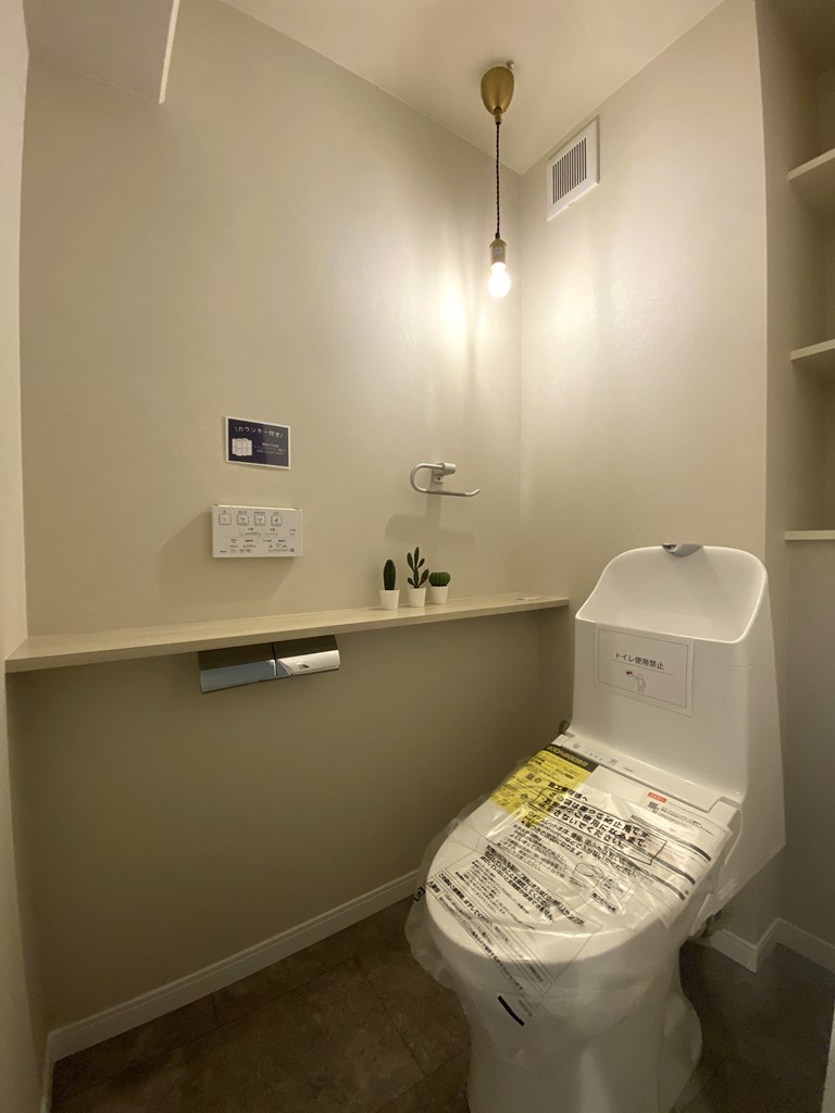 【トイレ】 清潔感のあるトイレはウォシュレット一体型になっています。