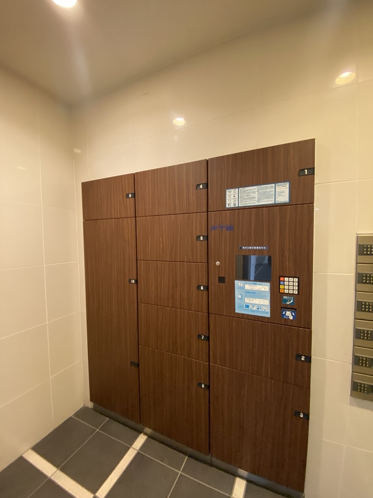 【宅配ボックス】 宅配ボックス完備。不在時にも荷物の受け取りができるので便利です。