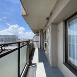 【バルコニー】 南西向きの広いバルコニー。たくさんの洗濯物を干すことができます。