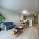 【リビング】 南西向きの大きな窓から明かりが室内に入ります。