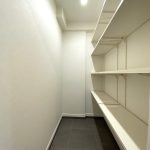 【シューズインクローク】 大容量のシューズインクロークの様子です。ベビーカーやキャンプ用品等のかさばるものの収納に便利です。