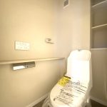 【トイレ】 清潔感のあるトイレはウォシュレット一体型になっています。