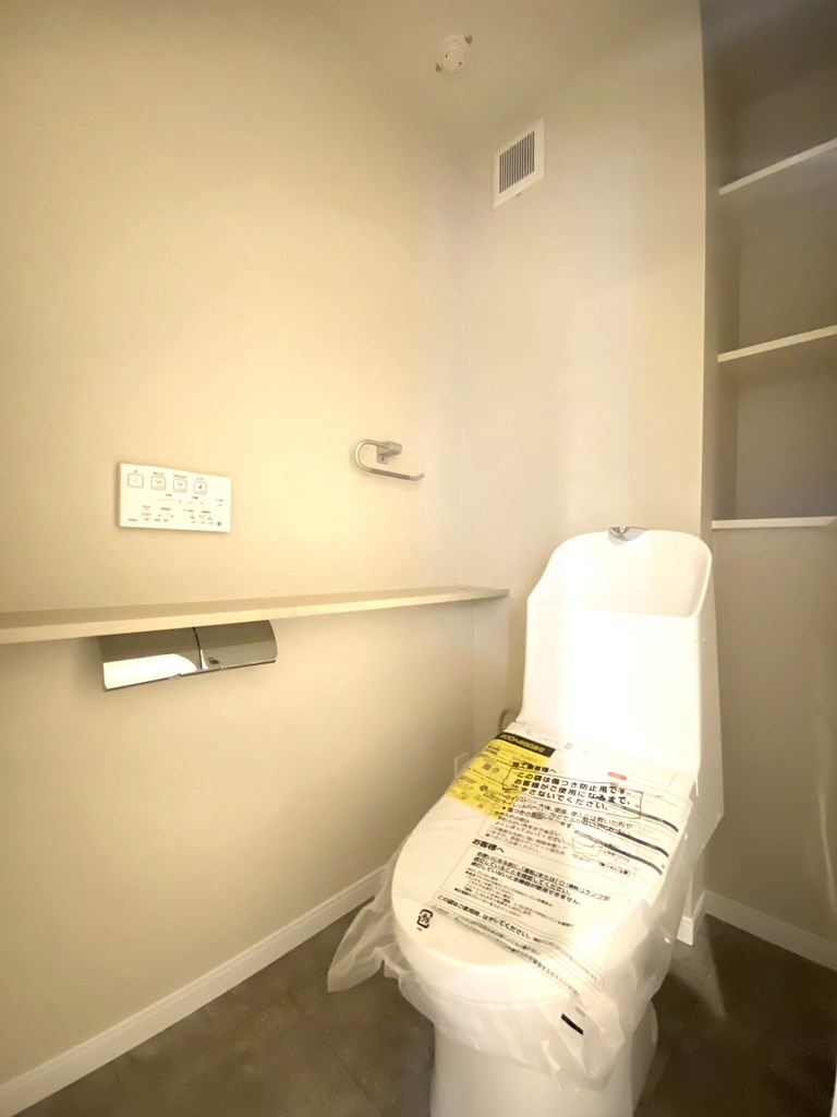 【トイレ】 清潔感のあるトイレはウォシュレット一体型になっています。
