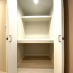 【フトンクローゼット】 奥行のある収納。寝具の出し入れがしやすいように深型の棚板がついています。