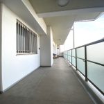 【外廊下部分】 外廊下の様子です。外廊下もゆとりを感じる広さがあります。