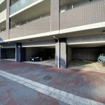 【駐車場】 駐車場の様子です。月額　7000円～11000円。空き状況は随時ご確認ください。