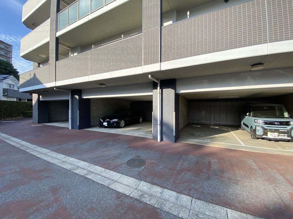 【駐車場】 駐車場の様子です。月額　7000円～11000円。空き状況は随時ご確認ください。