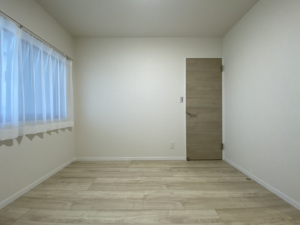 【洋室】 洋室は3部屋あります。全てのお部屋に収納完備なので、家具を置かなくても洋服が収納できます。