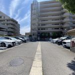 【駐車場】 駐車場の様子です。駐車場は月額　9000円～12000円。空き状況は随時ご確認ください。