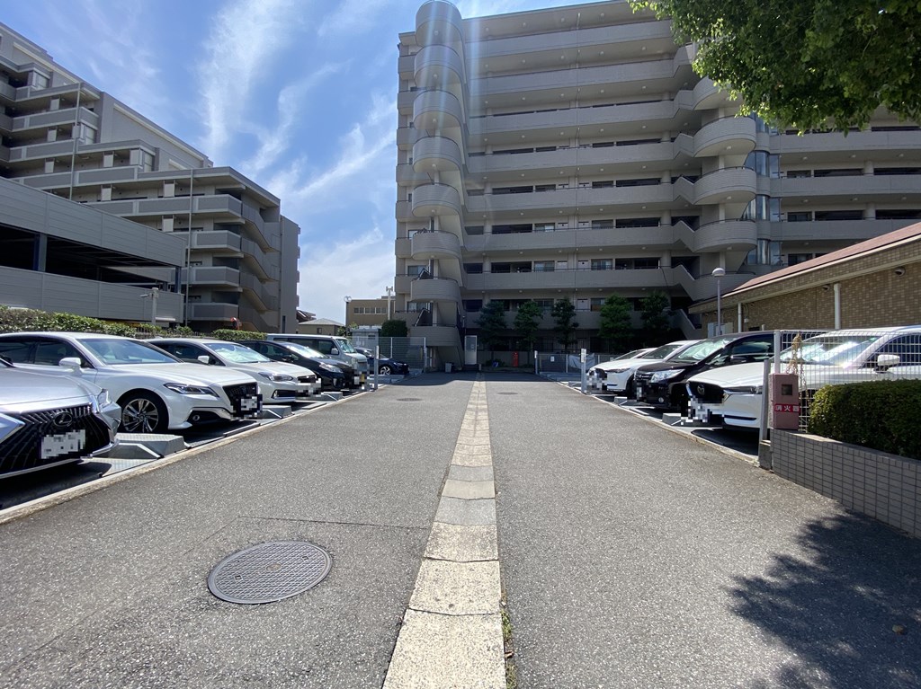 【駐車場】 駐車場の様子です。駐車場は月額　9000円～12000円。空き状況は随時ご確認ください。