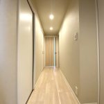 【室内廊下】 明るい建具で統一された室内は爽やかな印象です。