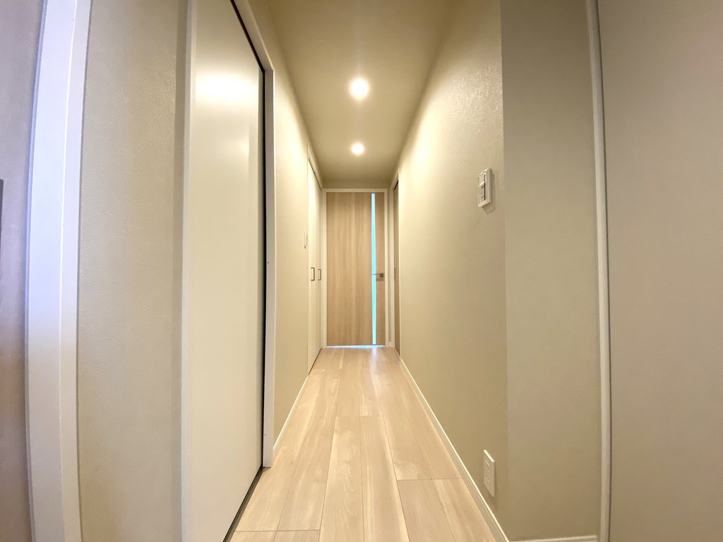 【室内廊下】 明るい建具で統一された室内は爽やかな印象です。
