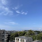 【眺望】 バルコニーからの眺望。目の前に広い青空が広がり気持ちが良いです。ぜひ玄関で眺望をご確認いただきたいと思います。お気軽にお問い合わせください。