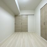 【洋室】 ホワイト系で統一された室内は爽やかな印象です。