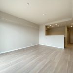 【リビング】 南西向きの大きな窓から明かりが室内に入ります。