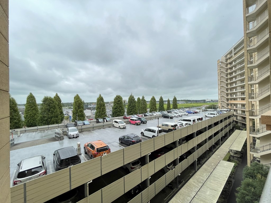 【自走式駐車場】 自走式駐車場の様子です。駐車場は1台分継承可能（無償）です。