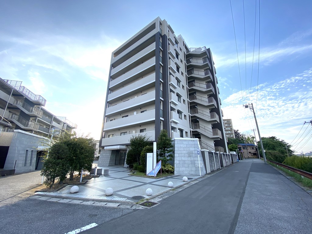【外観】 シューズインクローク、納戸、ウォークインクローゼット等の収納豊富なリノベ済マンションです。
