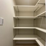 【パントリー】 可動棚仕様のパントリーなので、収納するものの高さに合わせて調整可能。L型なので収納力もあります。