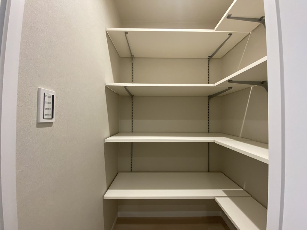 【パントリー】 可動棚仕様のパントリーなので、収納するものの高さに合わせて調整可能。L型なので収納力もあります。