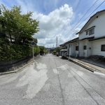 【前面道路】 北側の道路の様子。幅員は6mあります。