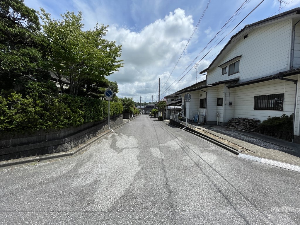 【前面道路】 北側の道路の様子。幅員は6mあります。