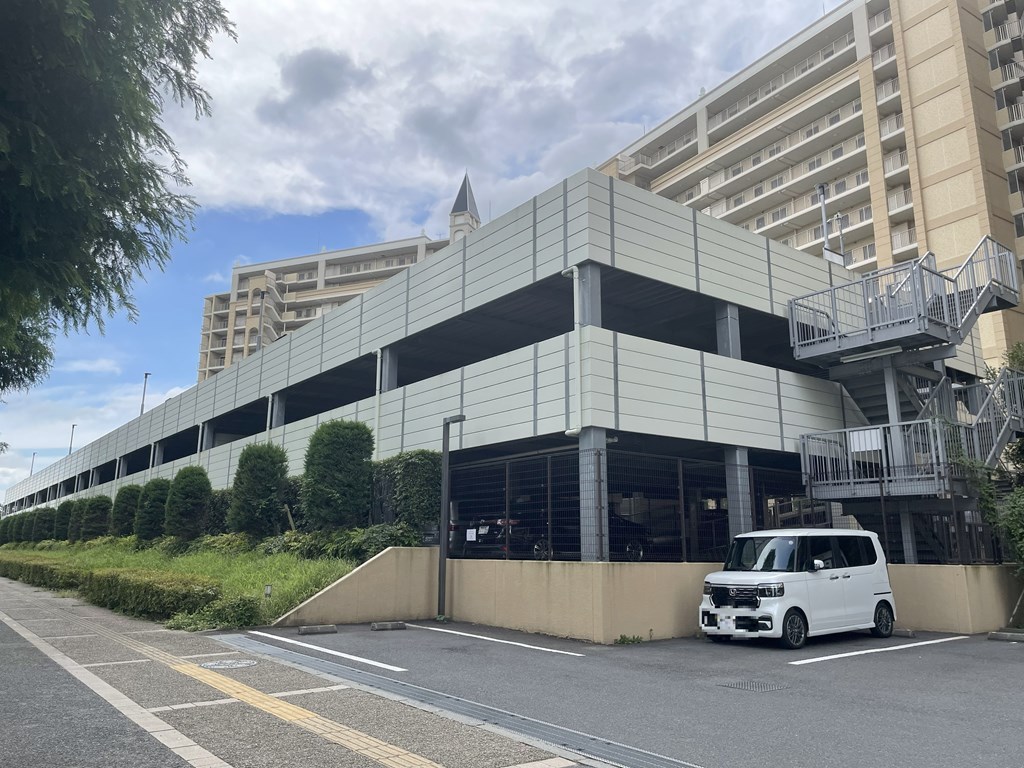 【自走式駐車場】 自走式駐車場の様子です。駐車場は1台分継承可能（無償）です。