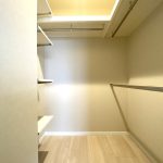 【ウォークインクローゼット】 ウォークインクローゼットが2か所、フトンクローゼットが1か所、クローゼットが2か所あります。