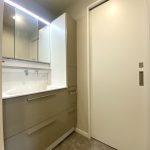 【洗面化粧台】 洗面コーナーと脱衣室（ランドリーコーナー）が分離した間取りです。使いやすさを現地で見ていただけたらと思います。