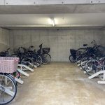 【駐輪場】 駐輪場の様子です。屋外は年額1000円、屋内は年額1200円。空き状況は随時ご確認ください。