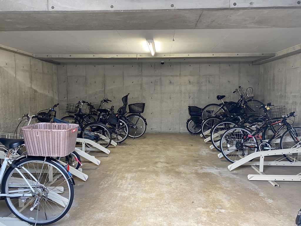 【駐輪場】 駐輪場の様子です。屋外は年額1000円、屋内は年額1200円。空き状況は随時ご確認ください。