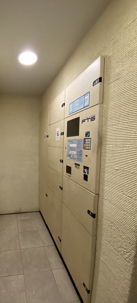 【宅配ボックス】 宅配ボックス完備。不在時にも荷物の受け取りができるので便利です。