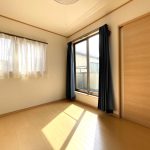 【洋室】1階和室は4.5帖、2階洋室は7.0帖、5.6帖、5.2帖の広さ。全てのお部屋に収納があります。