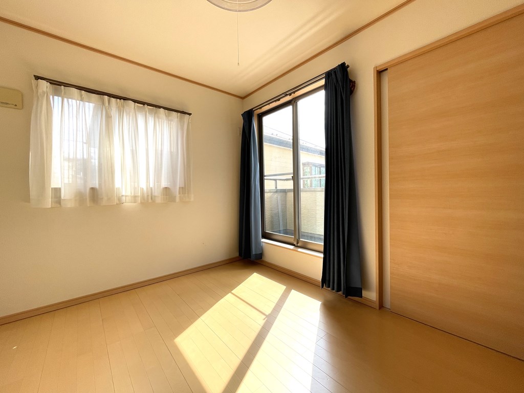 【洋室】1階和室は4.5帖、2階洋室は7.0帖、5.6帖、5.2帖の広さ。全てのお部屋に収納があります。