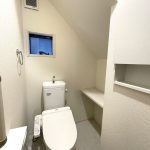 【1階トイレ】 トイレは2か所あります。トイレ内にも収納があります。