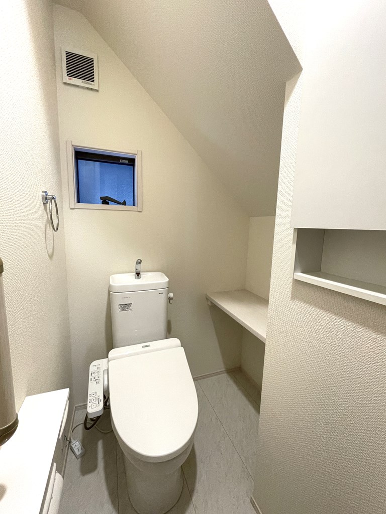 【1階トイレ】 トイレは2か所あります。トイレ内にも収納があります。