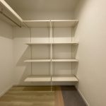 【シューズインクローク】 シューズインクロークの様子です。可動棚付きなので収納するものの高さに合わせて調整可能。ハンガーパイプもあるのでコートを掛けることもできます。使いやすい設計です。
