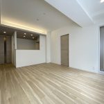 【リビング】 大きな窓からは気持ちの良い風が室内に入ります。快適にお過ごしいただける空間です。