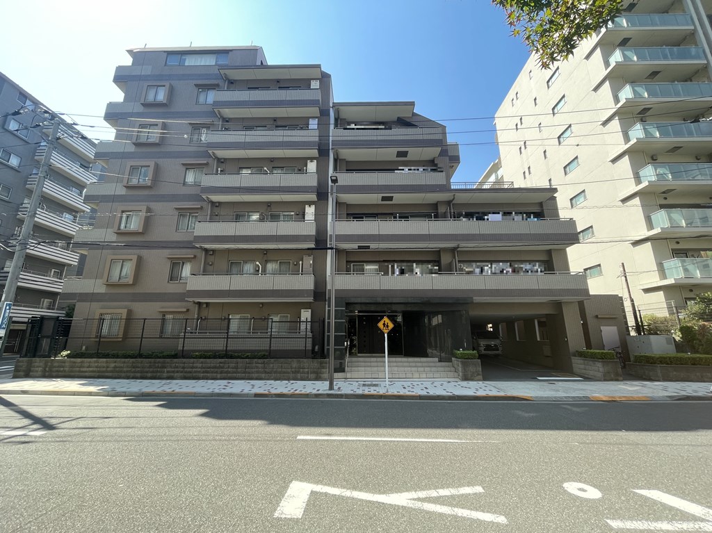 【外観】 仙台堀川公園の近く。落ち着いた住環境が魅力のエリアにあります。玄関前には独立性を高めるアルコープ付きのお部屋です。