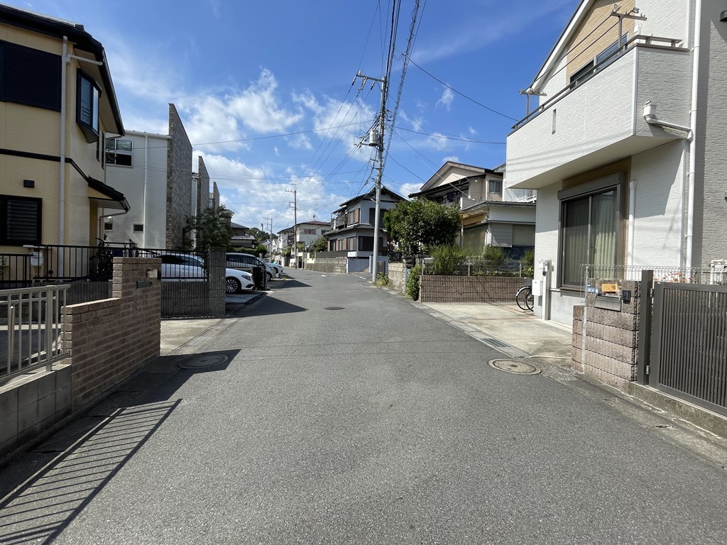 【前面道路（南西方向）】全面道路は、南側　幅員約6ｍの公道です。