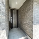 【玄関】 デザイン性のある玄関ドア。素敵です。