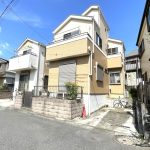 【外観】木造2階建て住宅。カースペース1台分確保されています。